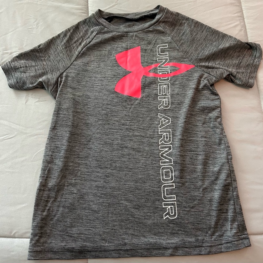 Under armour shirt lightly used, great condition